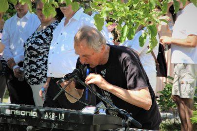 KONCERT LADA JAKŠE NA KOŠUTOVEM VRTU OB OTVORITVI RAZSTAVE NJEGOVIH FOTOGRAFIJ V GALERIJI BARJE 1